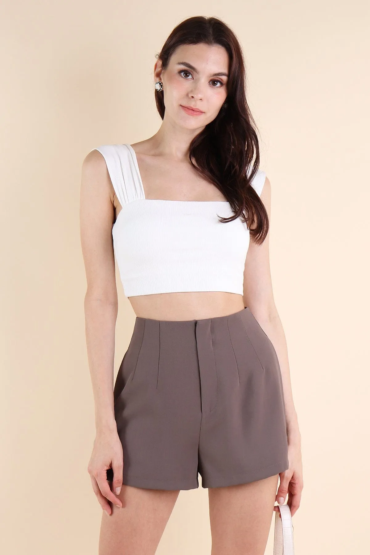 FREDA SEAMLESS BASIC SHORTS IN MUD BROWN