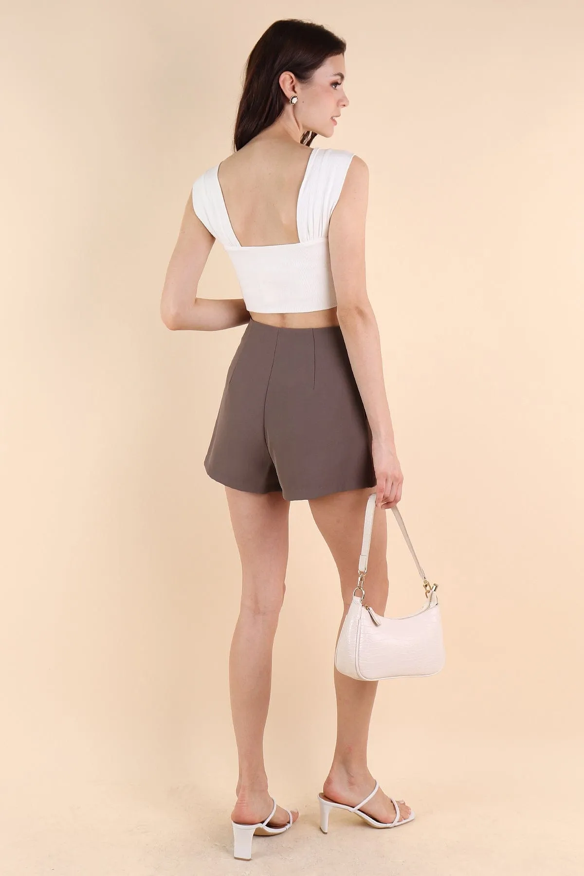 FREDA SEAMLESS BASIC SHORTS IN MUD BROWN