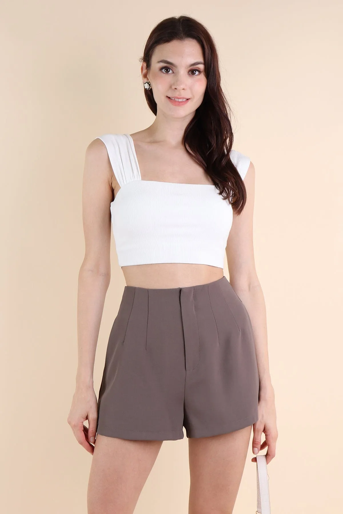 FREDA SEAMLESS BASIC SHORTS IN MUD BROWN