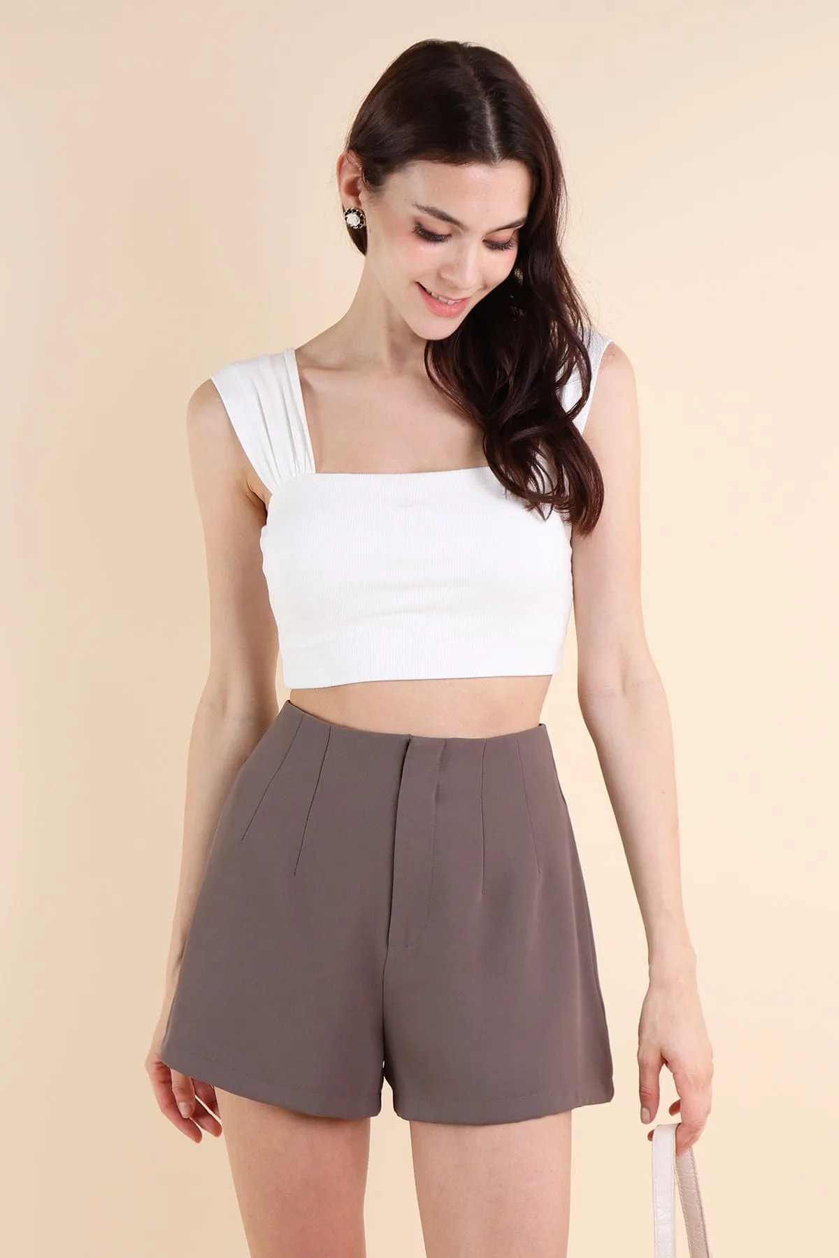 FREDA SEAMLESS BASIC SHORTS IN MUD BROWN