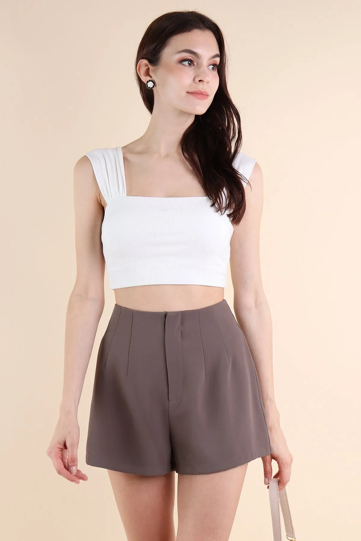 FREDA SEAMLESS BASIC SHORTS IN MUD BROWN