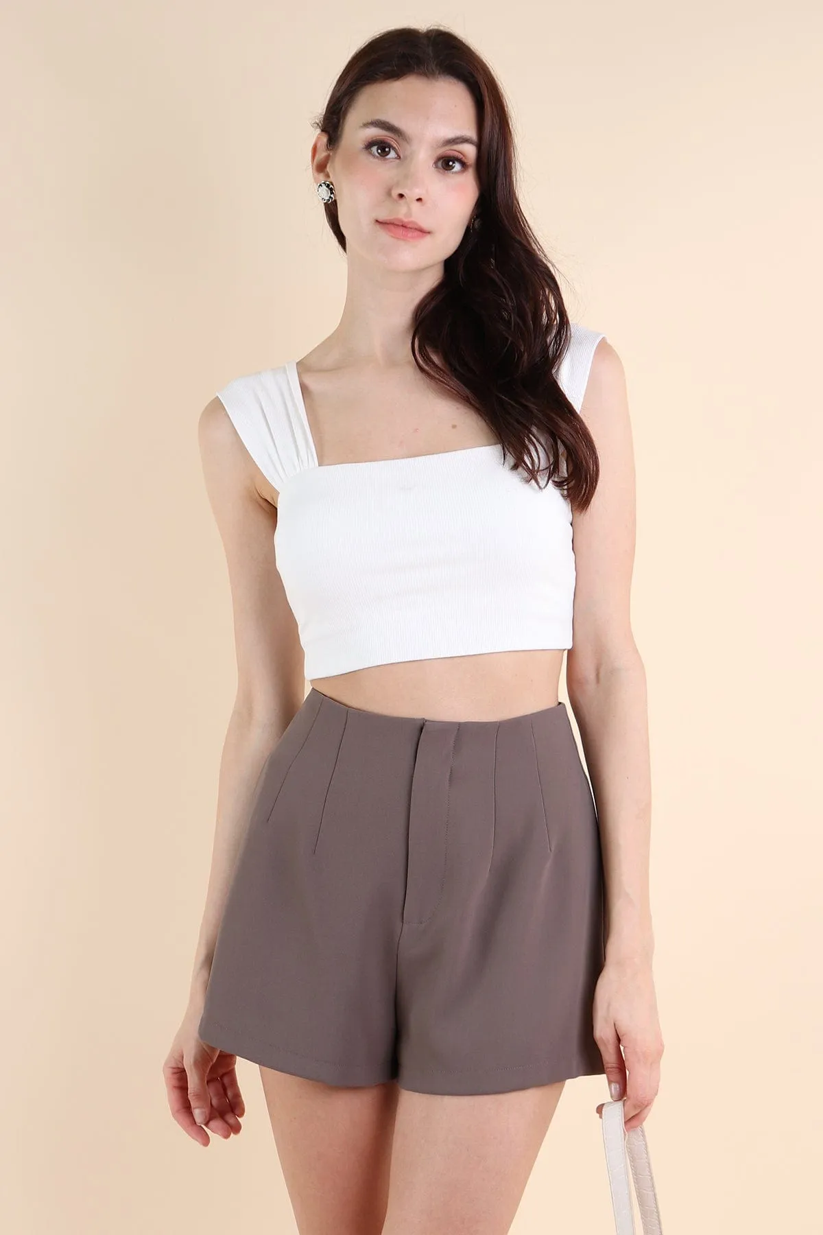 FREDA SEAMLESS BASIC SHORTS IN MUD BROWN